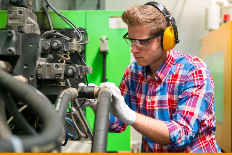 Ingenieur arbeitet an einer Maschine